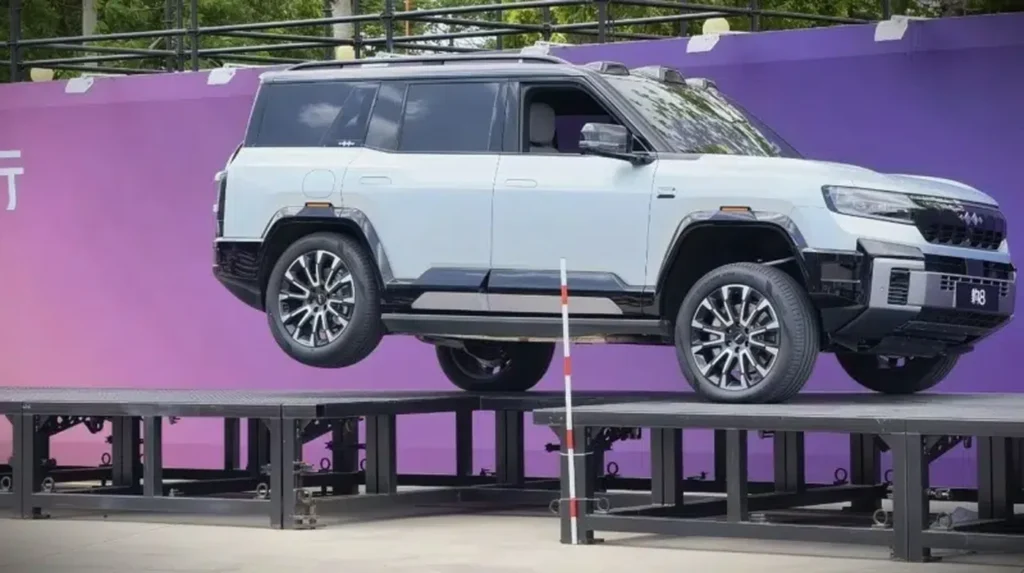 Li Auto L9 Livis با سیستم تعلیق فعال