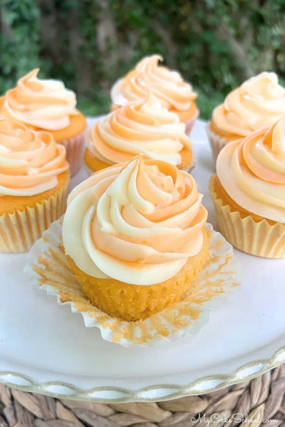 کاپ کیک پرتقالی روی پایه با روکش خامه پرتقالی؛ Orange Creamsicle Cupcakes (cake mix)